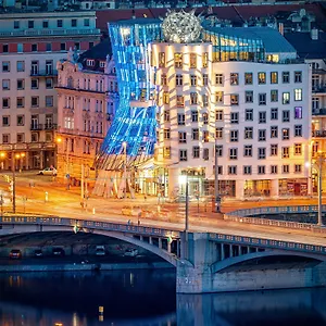 Dancing House - Tancici Dum **** פראג